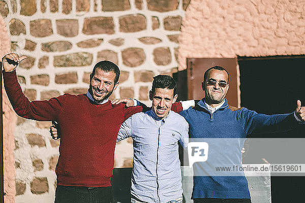 Frontansicht einer Gruppe marokkanischer Männer  die für die Kamera posieren  Provinz Marrakesch  Marokko