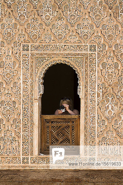 Tourist fotografiert in einer koranischen Schule in Marrakesch