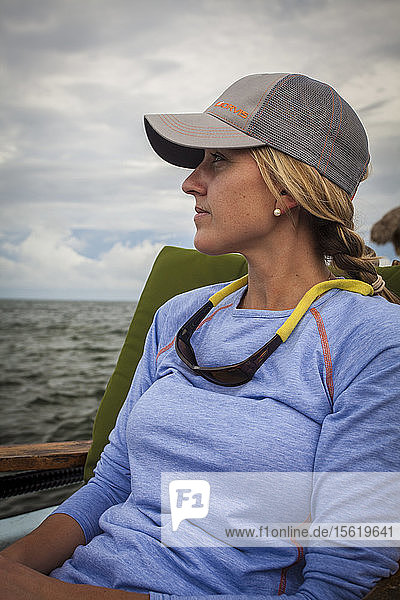 Foto einer Frau mit Baseballmütze  die in einem Boot sitzt  Ambergris Caye  Belize