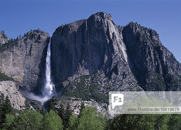 USA  Kalifornien  Yosemite-Nationalpark  Obere Yosemite-Wasserfälle stürzen während des Tauwetters im Frühjahr über dem Yosemite-Tal in die Tiefe