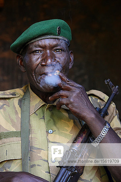 Porträt eines kongolesischen Soldaten im Garamba-Nationalpark. Ihre Aufgabe ist es  Wilderer  vor allem Elefanten  zu bekämpfen.