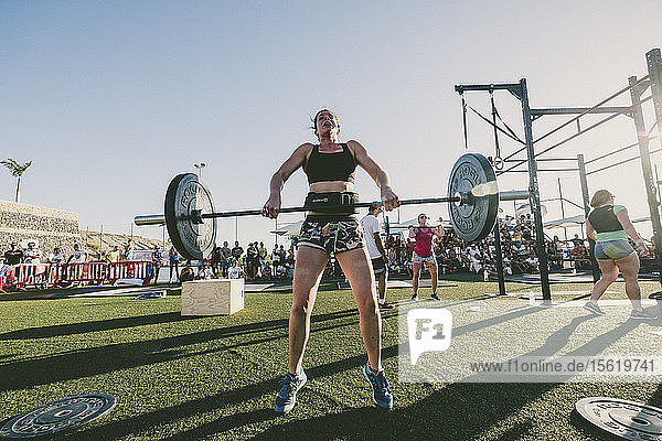 Vorderansicht einer Athletin  die während eines Wettkampfs Gewichte hebt  Teneriffa  Kanarische Inseln  Spanien