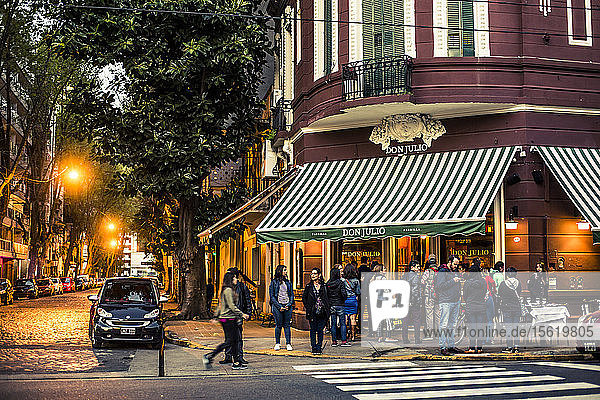 Außenansicht eines Restaurants und Fußgänger auf der Straße in Buenos Aires  Argentinien
