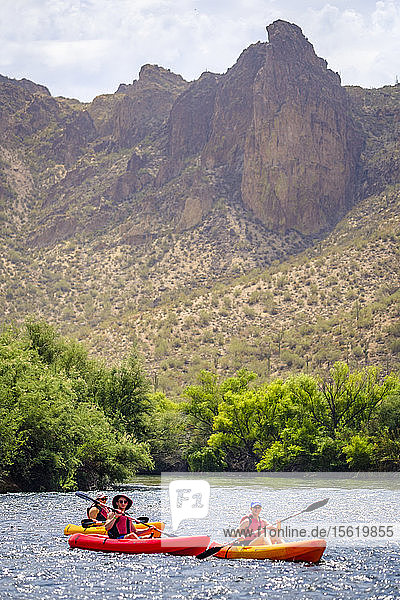 Blick auf drei abenteuerlustige Menschen beim Kajakfahren auf dem Salt River  Phoenix  Arizona  USA