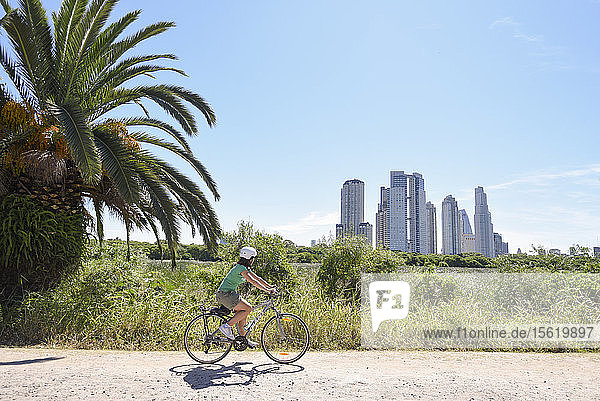 Ein Mädchen Reiten Bamboo Fahrrad auf Dirt Road in Buenos Aires  Argentinien