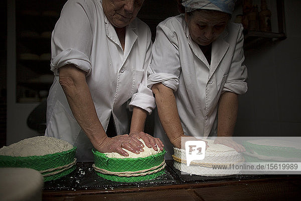 Frauen bei der Herstellung von Pecorino-Käse in der handwerklichen Käserei von Quesos Oliva in Villaluenga del Rosario  Naturpark Sierra de Grazalema  Provinz Cádiz  Andalusien  Spanien