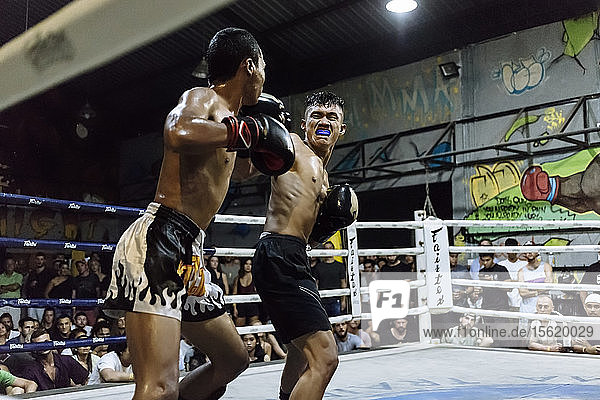 Zwei Muayï¾ thaiï¾-Kämpfer kämpfen im Ring  Canggu  Bali  Indonesien