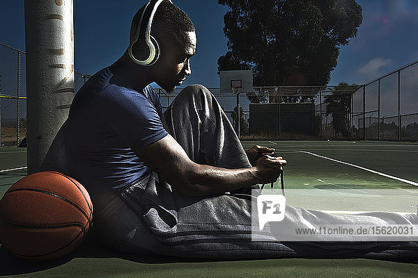 Ein Basketballspieler schnürt seine Turnschuhe vor einem Spiel in San Diego  Kalifornien.