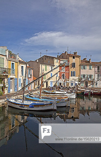 Der bei Künstlern beliebte Canal San Sebastien in Martigues bietet sowohl einen sicheren Zufluchtsort vor dem Mistral als auch einen angenehmen Ort zum Flanieren und Essen.
