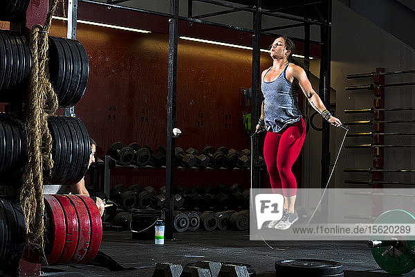 Eine Crossfit-Sportlerin springt während eines Trainings in einem Fitnessstudio in San Diego  Kalifornien  Seil.
