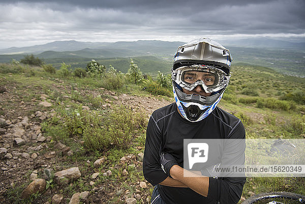 Ein Mountainbiker posiert für ein Porträt mit aufgesetztem Helm in der Gegend von Joya La Barreta in Queretaro  Mexiko.