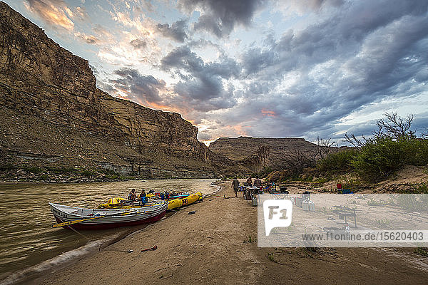 Malerischer Sonnenuntergang im Camp der Rafting-Tour  Abschnitt Desolation/Gray Canyon  Utah  USA