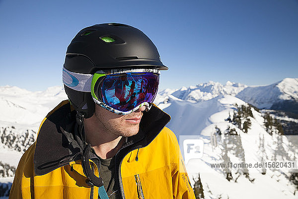 Porträt eines Skifahrers im Garibaldi Provincial Park  British Columbia  Kanada