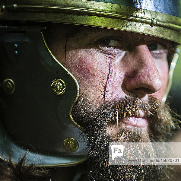 Porträt eines Mannes in der Kleidung eines mittelalterlichen Kriegers.