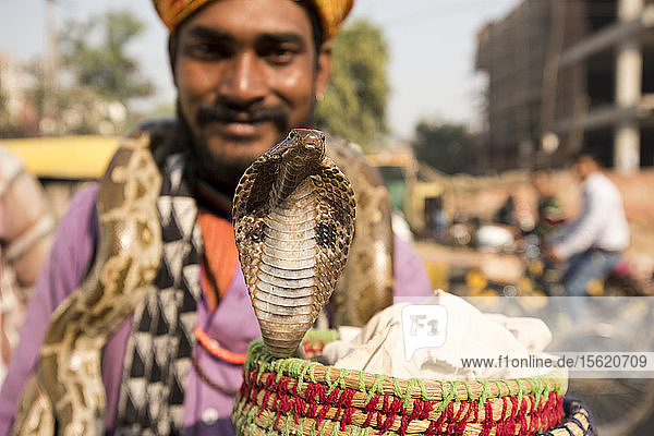 Ein Schlangenbeschwörer in Agra  Indien.