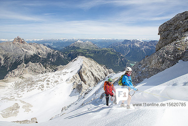 Ein Paar klettert auf den Gipfel des Monte Cristallo am Klettersteig Ivano Dibona