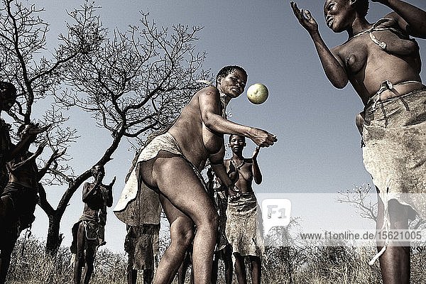 Die Ncoakhoe-San-Buschmänner führen in D'kar bei Ghanzi in Botsuana einen rituellen Tanz um ein Feuer auf