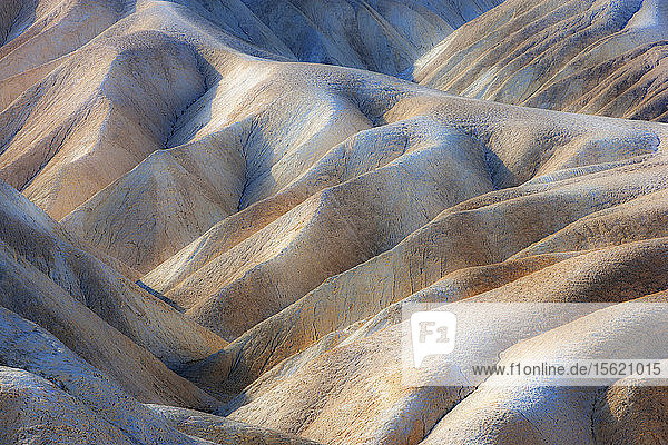 Farbenfrohe Hügel vom Zabriskie Point im Death Valley.