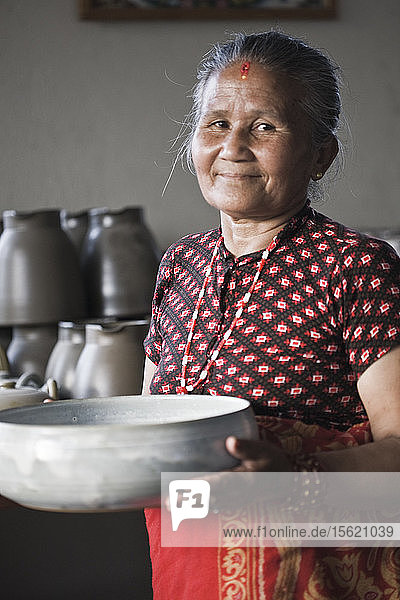 Porträt einer lächelnden Frau bei Thimi Ceramics in Nepal