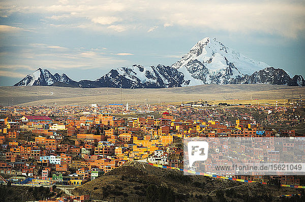 Der Gipfel des Huayna Potosi von El Alto aus gesehen  La Paz  Bolivien. La Paz und El Alto haben einen kritischen Wassermangel und werden wahrscheinlich die erste Hauptstadt der Welt sein  die wegen Wassermangels weitgehend aufgegeben werden muss. Die Stadt ist in hohem Maße auf das Schmelzwasser der umliegenden Andengipfel angewiesen  doch da die Gletscher aufgrund des Klimawandels schmelzen  geht ihr das Wasser rasch aus.