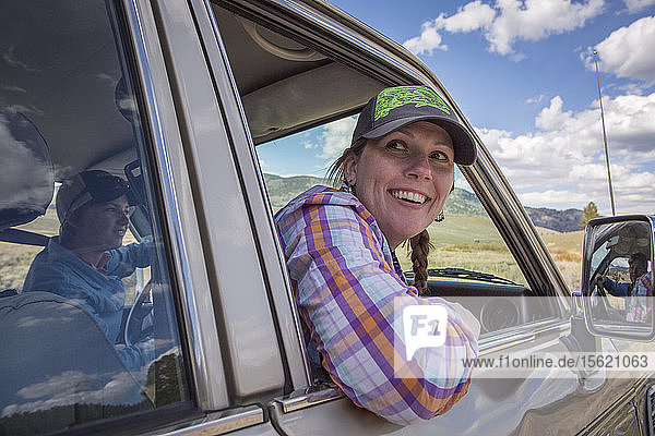 Eine Frau fährt in einem Land Cruiser durch das Yellowstone Country.