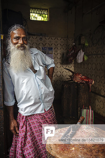 Ein Metzger vor einer Schlachterei  Cochin  Kerala  Indien.