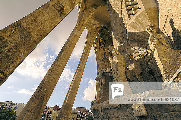 Detail der Basilika Sagrada Familia mit Säulen und Statuen  Barcelona  Katalonien  Spanien