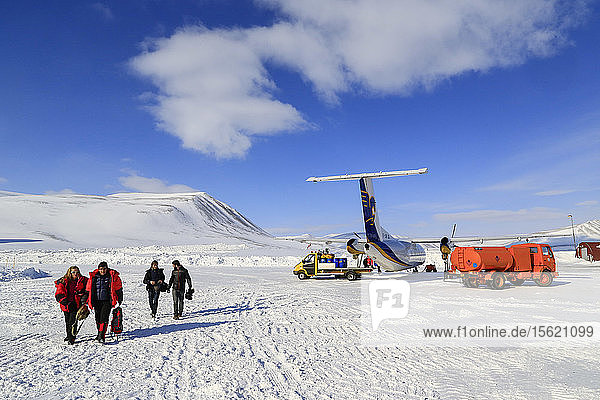 Charterflugzeug landet auf dem Flugplatz Constable Point und entlädt Skifahrer und Bergsteiger