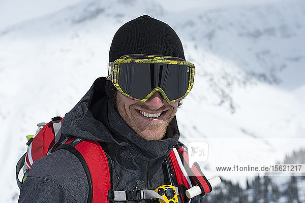Porträt eines lächelnden männlichen Snowboarders am Rogers Pass