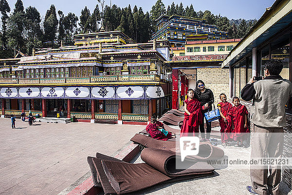 Besucher machen Fotos mit Rumtek-Mönchen. Das Rumtek-Kloster  auch Dharmachakra-Zentrum genannt  gegründet von Wangchuk Dorje  dem 9. Karmapa Lama  ist eine Gompa im indischen Bundesstaat Sikkim in der Nähe der Hauptstadt Gangtok. Indien.