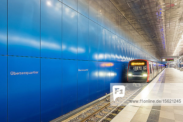 Moderne U-Bahn-Station Uberseequartier an der neuen Linie U4  hafencity  Hamburg  Deutschland