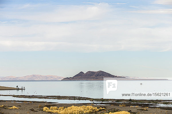 Erhöhte Ansicht des Fischers am Ufer des Pyramid Lake  Nevada
