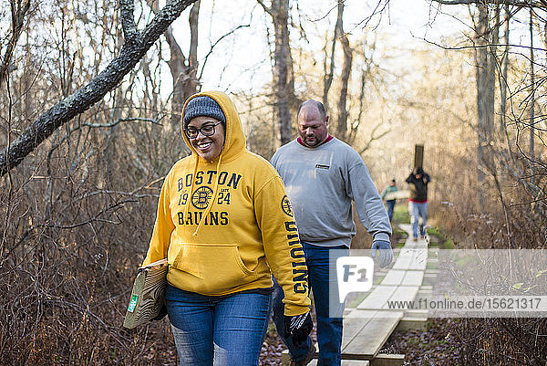 Freiwillige arbeiten zusammen  um eine Promenade als Teil eines Naturlehrpfads mit The Nature Conservancy zu bauen  Little Compton  Rhode Island  USA
