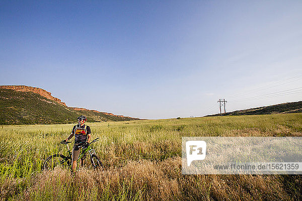 Mountainbiker fährt auf dem Blue Sky Trail und trägt ein New Belgium Brewing Fahrradtrikot. Er ist in der Nähe der Kreuzung des Coyote Ridge Trail mit dem Blue Sky Trail  Fort Collins  Colorado.