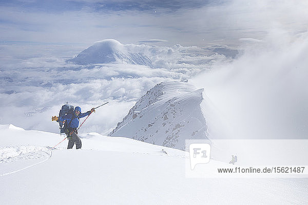 Bergsteiger steigen vom Denali in Alaska ab  dem höchsten Gipfel Nordamerikas. Es ziehen Wolken auf.