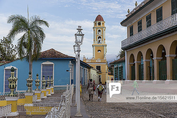 Glockenturm der Kirche und des Klosters des Heiligen Franziskus von der Plaza Mayor aus gesehen  Trinidad  Provinz Sancti Spiritus  Kuba