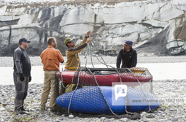 Flößer bereiten ein Frachtnetz für die Hubschrauberüberführung über den Tweedsmuir-Gletscher vor