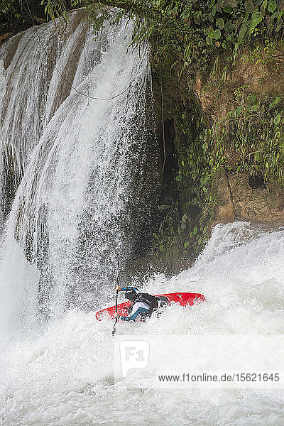 Ein Kajakfahrer fährt einen Wildwasserfluss bei Cascadas de Agua Azul  Chiapas  Mexiko  hinunter.
