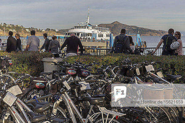 Fahrräder  Menschen und Fähre im Hintergrund  Sausalito  Kalifornien  USA