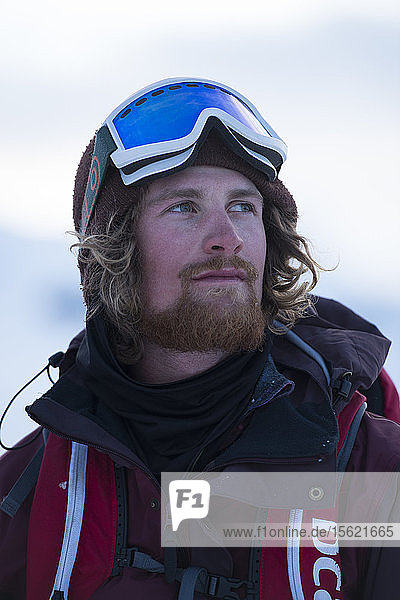 Porträt eines männlichen Snowboarders mit Blick in die Ferne
