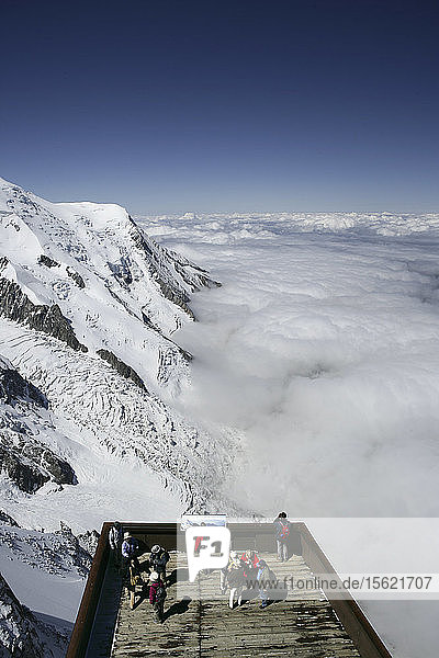 Frankreich  Haute Savoie  Chamonix Mont Blanc  Panorama von der Bel Lachat Hütte (2276m) auf das Mont Blanc Massiv und Mont Blanc