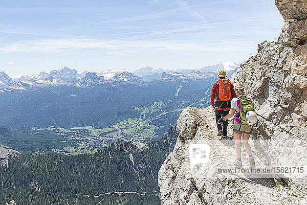 Ein Paar beim Klettern auf dem Klettersteig Ivano Dibona