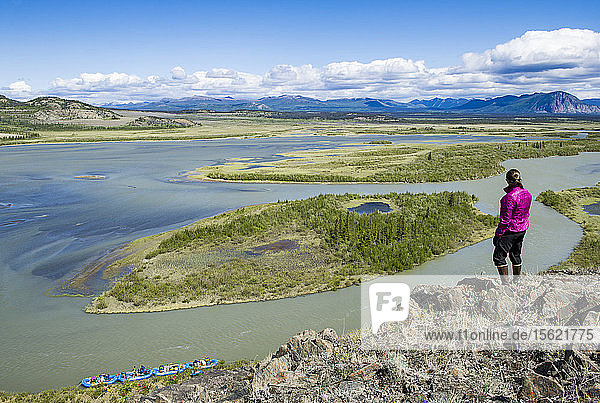 Wanderer mit Blick auf die Flöße am oberen Alsek River im Kluane National Park