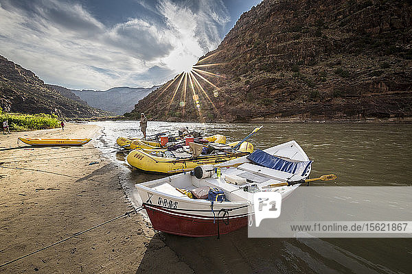 Boote säumen das Ufer während einer Rafting-Tour auf dem Green River  Abschnitt Desolation/Gray Canyon  Utah  USA