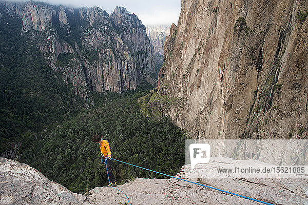 Ein Franzose erkundet die Kletterrouten auf dem Gipfel der Basaseachic-Wasserfälle in Chihuahua  Mexiko