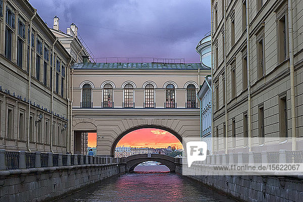 Ein Torbogen über einen Kanal in St. Petersburg  Russland