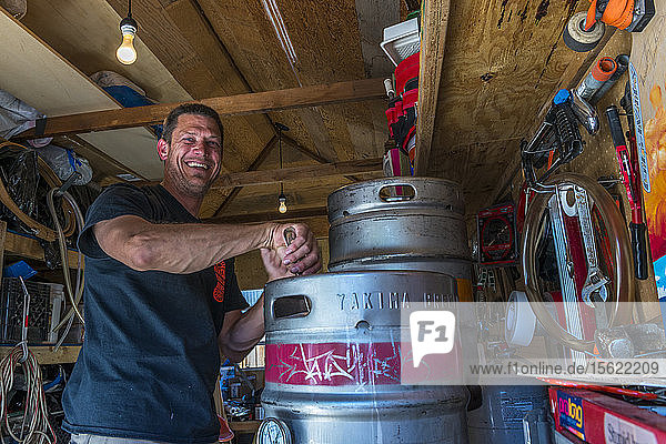 Foto mit lachendem Mann bei der Herstellung von selbstgebrautem Bier  Bishop  Kalifornien  USA