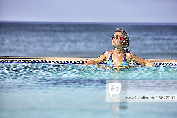 Frau beim Sonnenbaden an einem Pool in Nilaveli. Sri Lanka