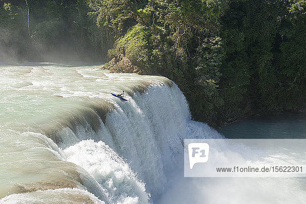 Ein Kajakfahrer stürzt sich bei den Cascadas de Agua Azul  Chiapas  Mexiko  über einen 50 Fuß hohen Wasserfall.