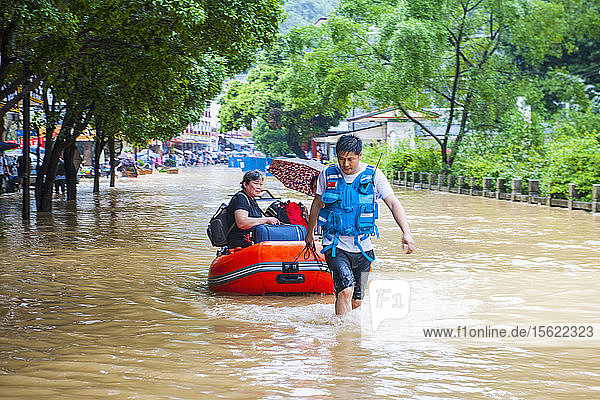 Rettungskräfte während der Überschwemmungen in Yangshuo
